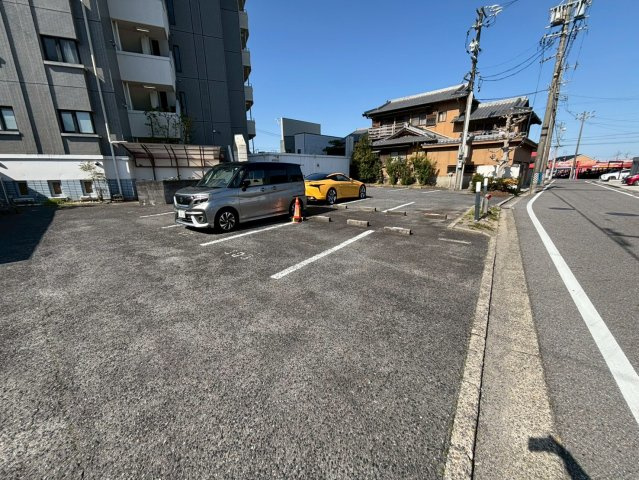 イーストガーデン杉の木館の駐車場