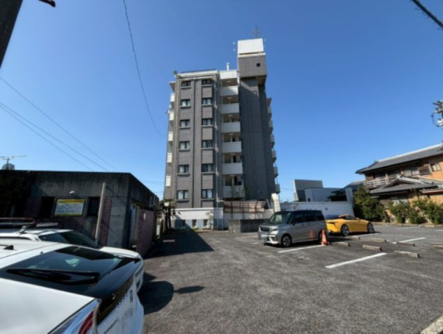 イーストガーデン杉の木館の駐車場