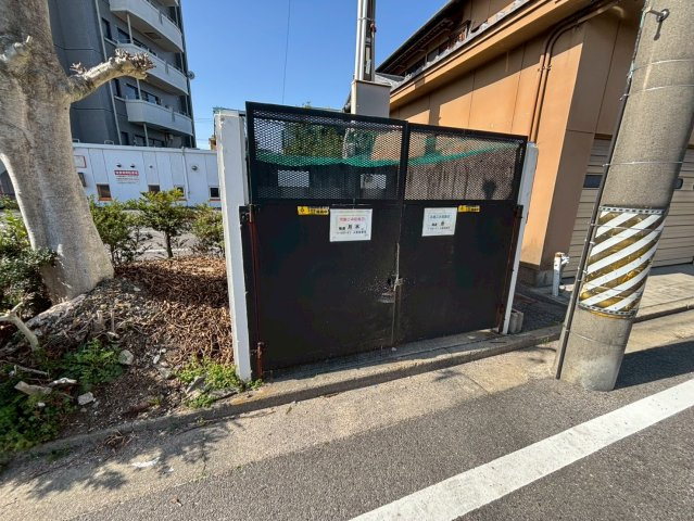 イーストガーデン杉の木館の駐車場