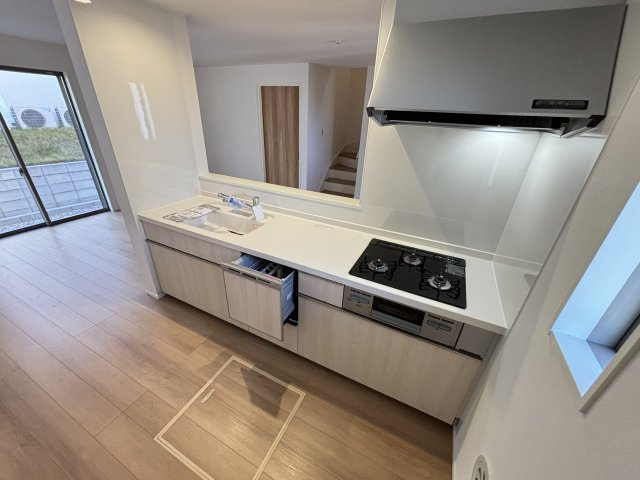 MIRASUMO名東区山の手31801②｜名古屋市の戸建ならホームアップのキッチン|お子様を見守りながらお料理ができるオープン対面キッチン