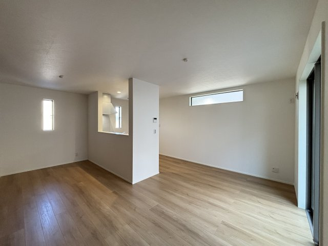 MIRASUMO名東区山の手31801②｜名古屋市の戸建ならホームアップの居間・リビング|陽射しが入り明るいリビング