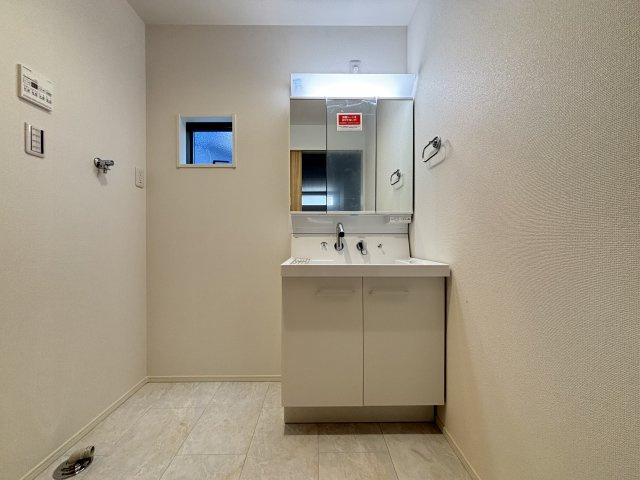 MIRASUMO名東区山の手31801②｜名古屋市の戸建ならホームアップの独立洗面台|【売主施工例】三面鏡で朝の身支度に最適