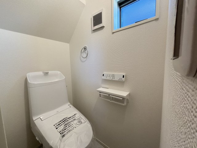 MIRASUMO名東区山の手31801②｜名古屋市の戸建ならホームアップのトイレ|2か所にトイレを完備。混み合う朝や来客時も安心の設計！