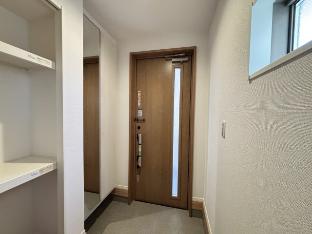 MIRASUMO名東区山の手31801②｜名古屋市の戸建ならホームアップの玄関|【売主施工例】収納力あるシューズボックス付き