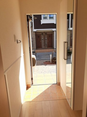 グラシオッソＢ　　刈谷市近郊の賃貸はクラスホームの玄関|収納もある玄関です