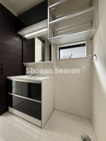 【独立洗面台】 | 収納豊富な洗面室！ランドリ―上部も有効活用できそうですね♪