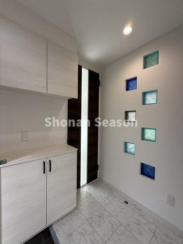 【玄関】 | 天井まで高さのあるシューズBOX！キレイなスペースが確保できます♪