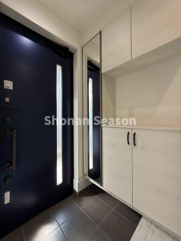 【玄関】 | ミラー付きでお出かけ前の身だしなみチェックもバッチリです♪