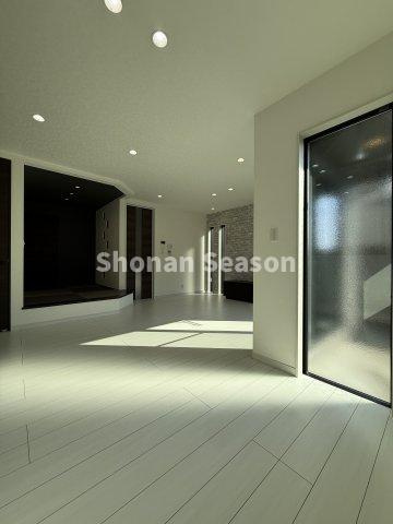 【居間・リビング】 | 前面には視界を遮る大きな建物なく、陽光がたっぷり降り注ぎますよ♪