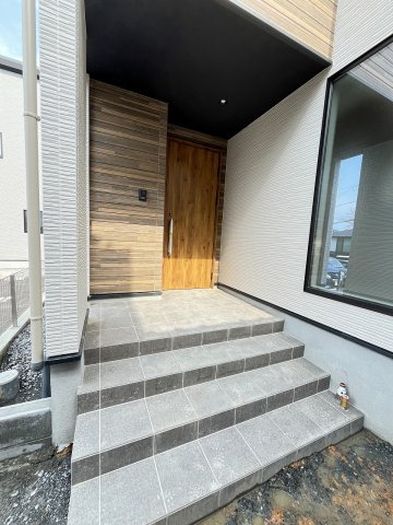 【玄関】 | 糟屋郡篠栗町和田2丁目2期　2号棟（全2棟）【仲介手数料無料・0円】 | 施工例。施工例は完成時と異なる場合があります。