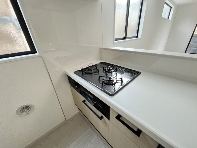 【キッチン】 | 糟屋郡篠栗町和田2丁目2期　2号棟（全2棟）【仲介手数料無料・0円】 | 施工例。施工例は完成時と異なる場合があります。