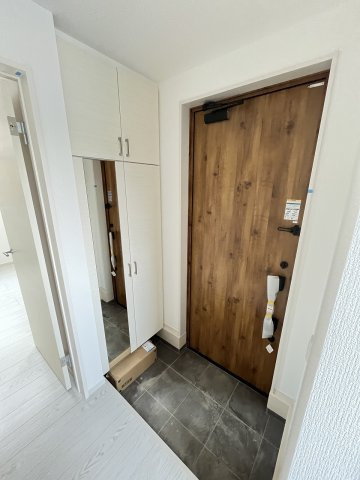 【玄関】 | 糟屋郡篠栗町和田2丁目2期　2号棟（全2棟）【仲介手数料無料・0円】 | 施工例。施工例は完成時と異なる場合があります。