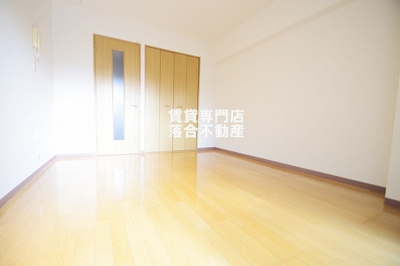 【洋室】 | ENARIBLDⅢ | 落ち着いた色調の洋室