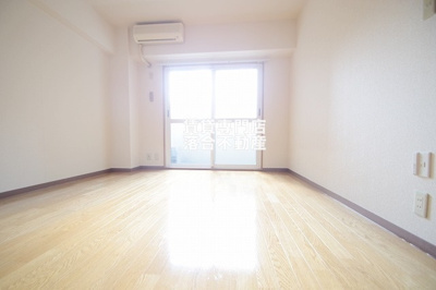 【居間・リビング】 | ENARIBLDⅢ | 明るい落ち着いたお部屋♪