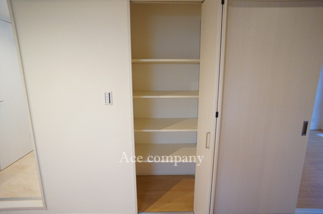 【収納】 | コープ野村恩智A棟 | リビング中央に収納あります♪中は可動式の棚です♪