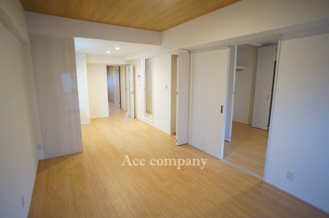 【居間・リビング】 | コープ野村恩智A棟 | 【LDK：約11帖】全室クロス貼替え、全室フローリング張替え、全建具・収納・スイッチコンセント新調、水廻り設備一新、ハウスクリーニング済みです☆