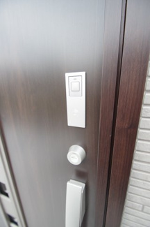 【防犯設備】 | 【仲介手数料無料！！】府中市白糸台3丁目　新築戸建て（全1棟）1号棟　6380万円 | 玄関扉はカードキー対応