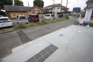 【前面道路含む現地写真】 | 家の前はコメダ珈琲、ローソンの駐車場です。