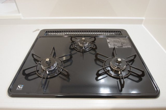 【キッチン】 | 【仲介手数料無料！！】府中市白糸台3丁目　新築戸建て（全1棟）1号棟　6380万円 | 3口コンロ