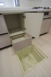 【キッチン】 | 【仲介手数料無料！！】府中市白糸台3丁目　新築戸建て（全1棟）1号棟　6380万円 | 床下収納