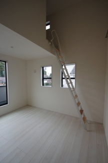 【寝室】 | 【仲介手数料無料！！】府中市白糸台3丁目　新築戸建て（全1棟）1号棟　6380万円 | 主寝室8.5帖＋ロフト＋WIC