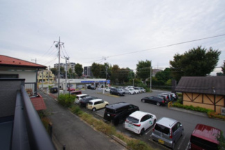 【展望】 | 【仲介手数料無料！！】府中市白糸台3丁目　新築戸建て（全1棟）1号棟　6380万円 | 家の前にコメダ珈琲店とローソンがあります。