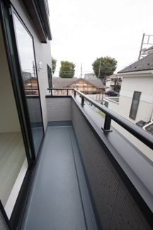 【バルコニー】 | 【仲介手数料無料！！】府中市白糸台3丁目　新築戸建て（全1棟）1号棟　6380万円 | バルコニーは2面あります。