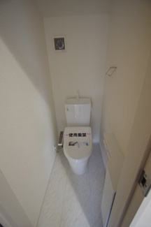 【トイレ】 | 【仲介手数料無料！！】府中市白糸台3丁目　新築戸建て（全1棟）1号棟　6380万円 | トイレは2カ所（1階と2階）