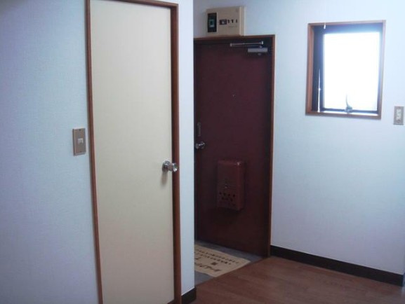 コーポクワバラの玄関