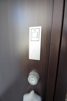 【防犯設備】 | 【仲介手数料無料！！】府中市是政2丁目　新築戸建て（全1棟）1号棟　5780万円 | 玄関扉はカードキー対応