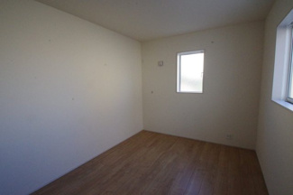 【洋室】 | 【仲介手数料無料！！】府中市是政2丁目　新築戸建て（全1棟）1号棟　5780万円 | 1階洋室6帖、リビングとは分離されています。