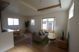 【居間・リビング】 | 【仲介手数料無料！！】府中市是政2丁目　新築戸建て（全1棟）1号棟　5780万円 | LDK17帖