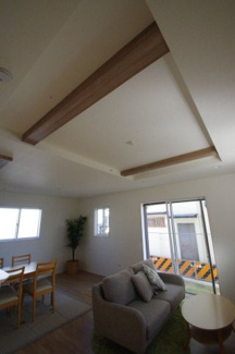 【居間・リビング】 | 【仲介手数料無料！！】府中市是政2丁目　新築戸建て（全1棟）1号棟　5780万円 | 折り上げ天井