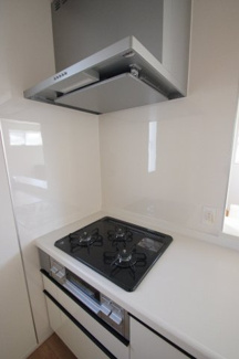 【キッチン】 | 【仲介手数料無料！！】府中市是政2丁目　新築戸建て（全1棟）1号棟　5780万円 | フラット型レンジフード