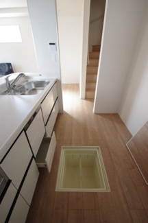 【キッチン】 | 【仲介手数料無料！！】府中市是政2丁目　新築戸建て（全1棟）1号棟　5780万円 | 床下収納