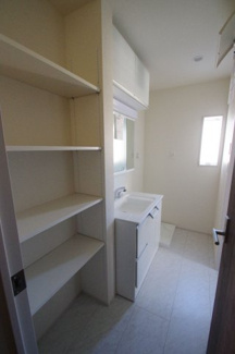 【脱衣所】 | 【仲介手数料無料！！】府中市是政2丁目　新築戸建て（全1棟）1号棟　5780万円 | 2階洗面所