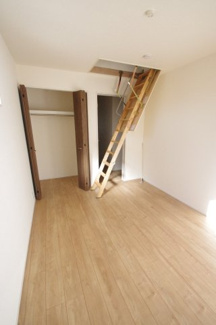 【洋室】 | 【仲介手数料無料！！】府中市是政2丁目　新築戸建て（全1棟）1号棟　5780万円 | 2階洋室6帖、屋根裏収納付き