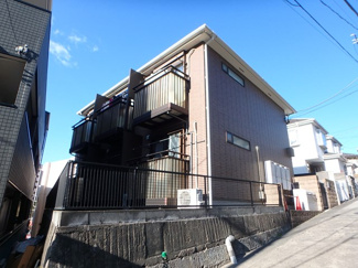 【外観】 | 小田急線「新百合ヶ丘」駅まで徒歩5分！通勤通学・お買物にも便利な立地の2階建てアパートです☆