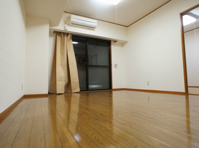 【居間・リビング】 | ロイヤルマリーンハイム | 10帖のLDK。