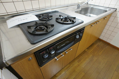 【キッチン】 | ロイヤルマリーンハイム | 3口ガスシステムキッチン。