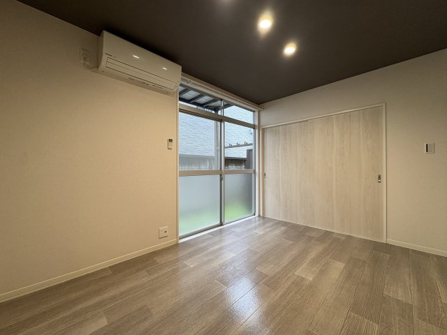 ヴィラ用賀の内装|天井のアクセントクロスがおしゃれ♪