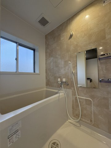 ヴィラ用賀の浴室|小窓で換気もしやすい♪