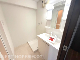 【独立洗面台】 | サンプリンス伊丹 | 新品の洗面化粧台です♪シャワー水栓で使い勝手も良いです！洗面台横には室内洗濯機置き場もございます！！