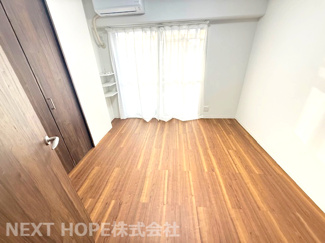 【洋室】 | サンプリンス伊丹 | 洋室5.5帖です♪バルコニーに面した明るく開放的な室内です！！大きなクローゼットも設けられております！