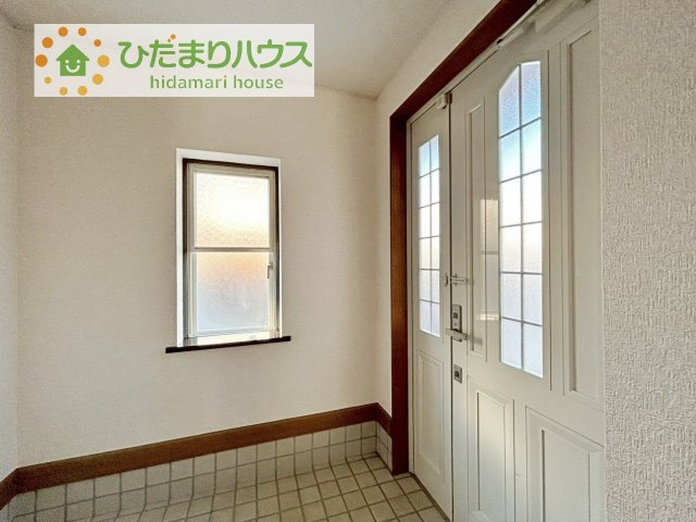 【玄関】 | 土浦市永国東町　中古戸建 | 毎日「行ってきます」「ただいま」をいう玄関は明るく光が差し込みます♪