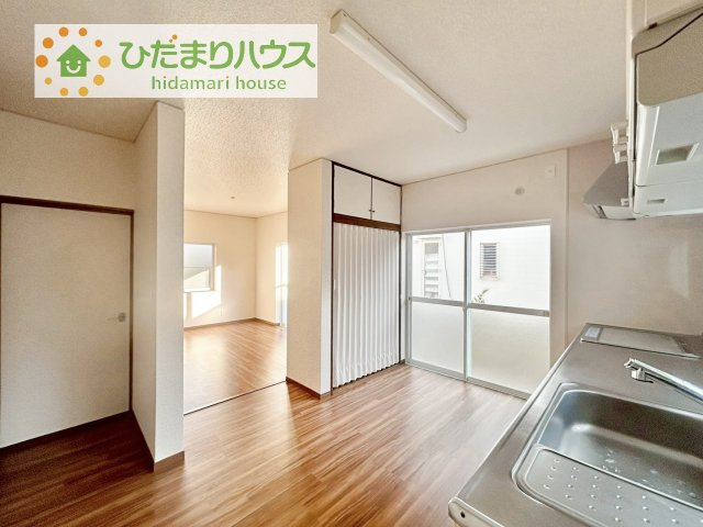 【居間・リビング】 | 土浦市永国東町　中古戸建 | お子様が元気に遊べる広々としたリビングです！