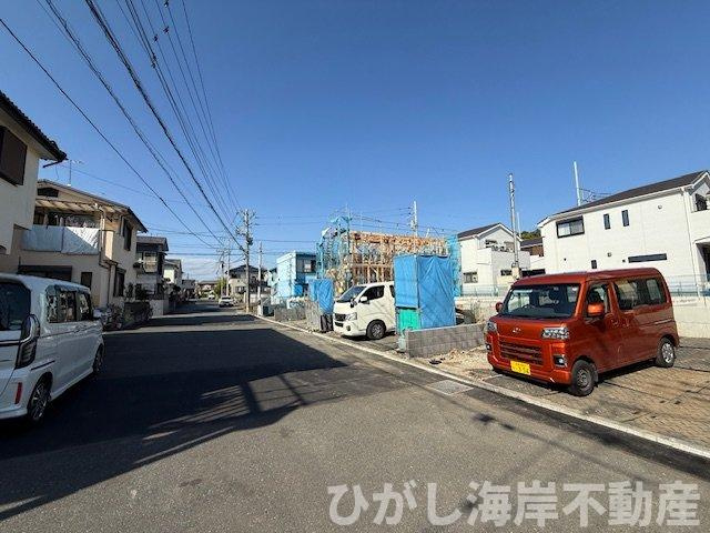 茅ヶ崎市甘沼　　新築戸建　全4棟の前面道路含む現地写真|10月30日撮影　建築中　現地外観