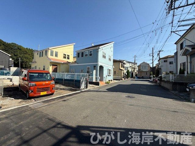 茅ヶ崎市甘沼　　新築戸建　全4棟の前面道路含む現地写真|10月30日撮影　建築中　現地外観