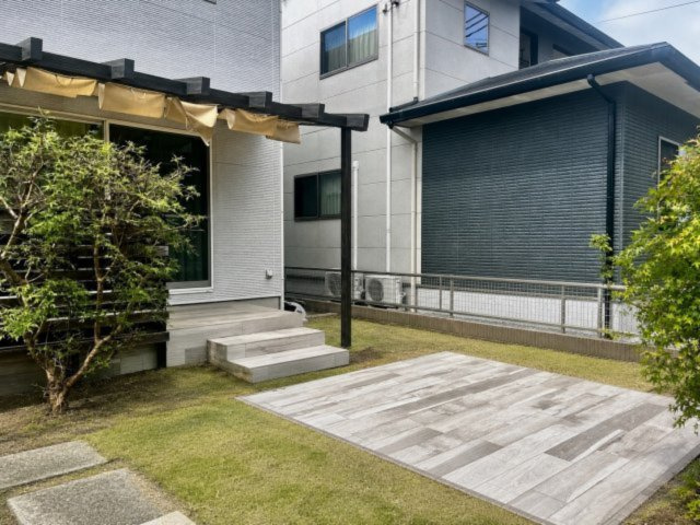 熊本市南区良町一丁目 戸建ての庭|屋根付きのガーデンバルコニーがあり、BBQ等も快適に開催できます。