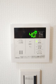 【発電・温水設備】 | 【仲介手数料無料！！】府中市府中町3丁目　新築戸建て（全3棟）1号棟　7290万円 | 給湯器リモコン